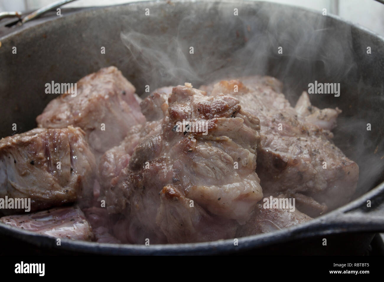 https://c8.alamy.com/compes/rbtbt5/rabo-de-buey-carne-cocinada-en-una-olla-rbtbt5.jpg