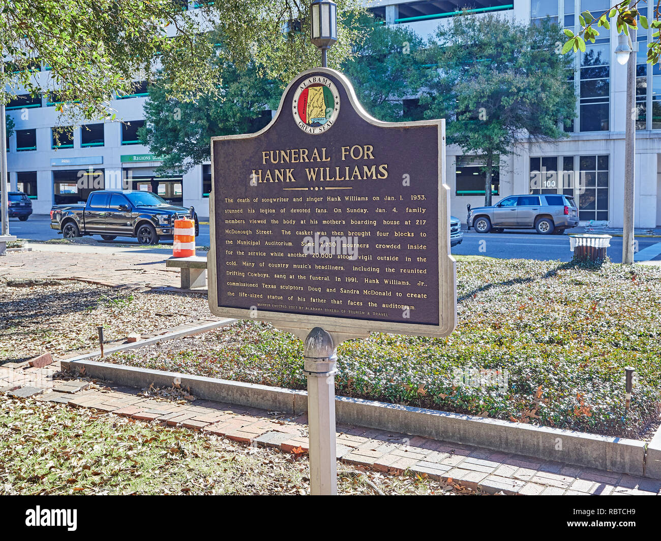 Marcador histórico o memorial describiendo Hank Williams funeral en 1953 en la ciudad de Montgomery, Alabama, Estados Unidos. Foto de stock
