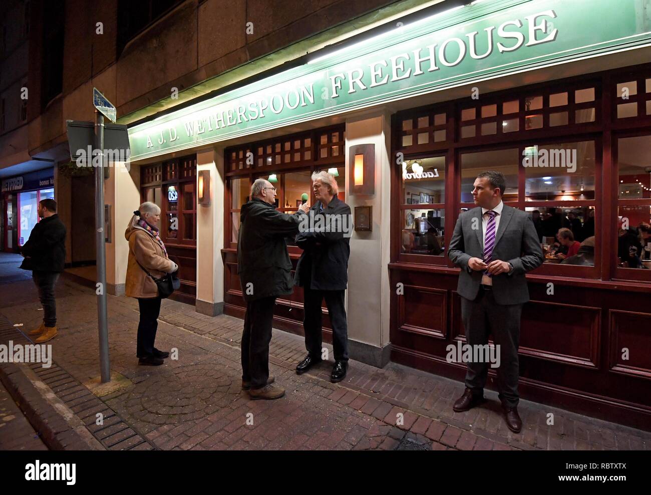 Tim Martin, fundador de la cadena pub Wetherspoon, visitas El Swan Pub en Weymouth durante su gira de su los pubs Wetherspoon hablar de no tratar Brexit Crédito: Finnbarr Webster/Alamy Live News Foto de stock