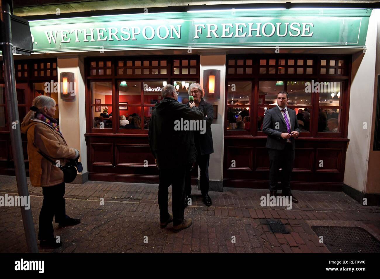 Tim Martin, fundador de la cadena pub Wetherspoon, visitas El Swan Pub en Weymouth durante su gira de su los pubs Wetherspoon hablar de no tratar Brexit Crédito: Finnbarr Webster/Alamy Live News Foto de stock