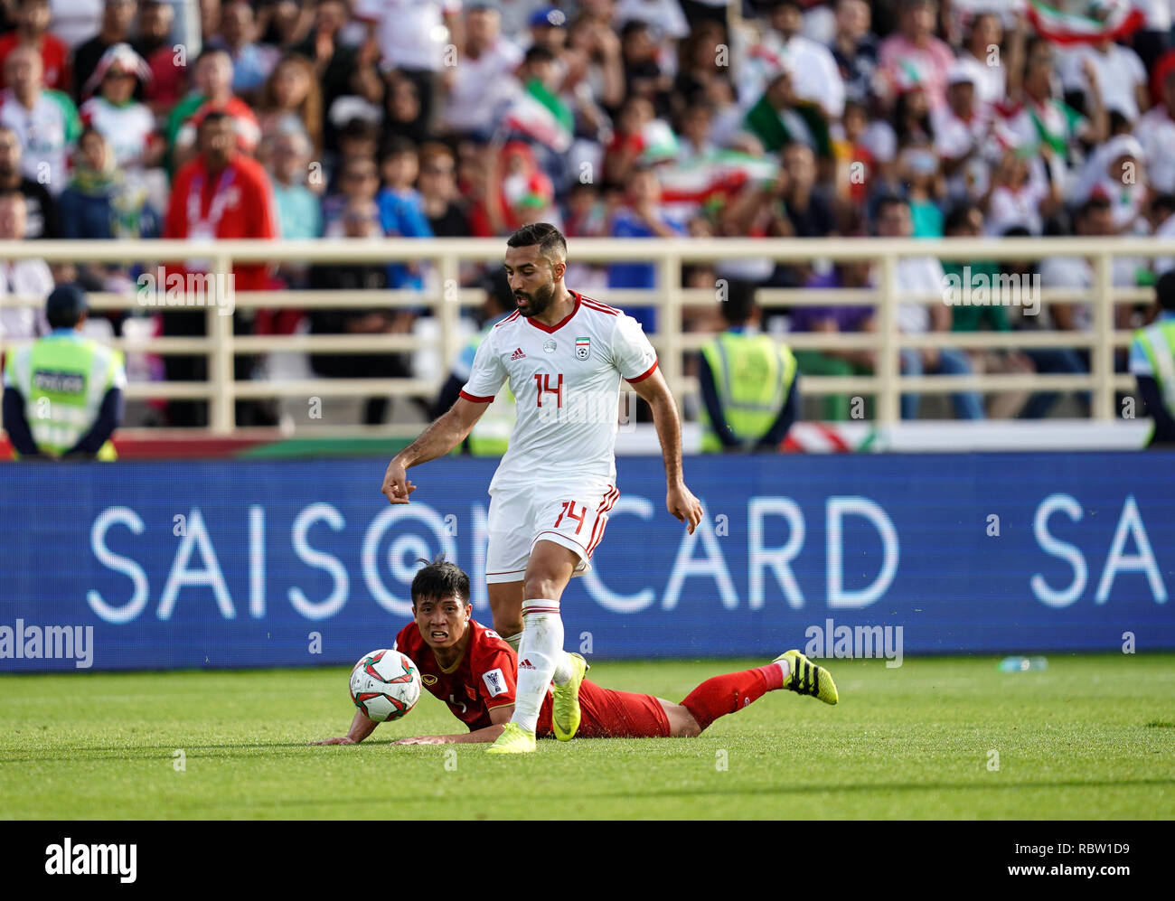 Abu Dhabi, Emiratos Árabes Unidos. 12 ene, 2019. Al-Nahyan Stadium, Abu Dhabi, Emiratos Árabes Unidos; AFC Copa Asiática de Fútbol, Vietnam contra Irán; Saman Ghoddos de Irán pasando &#x110;s&#xe0;n V&#x103;n H&#x1ead;u de Vietnam Crédito: Además de los deportes de acción Images/Alamy Live News Foto de stock