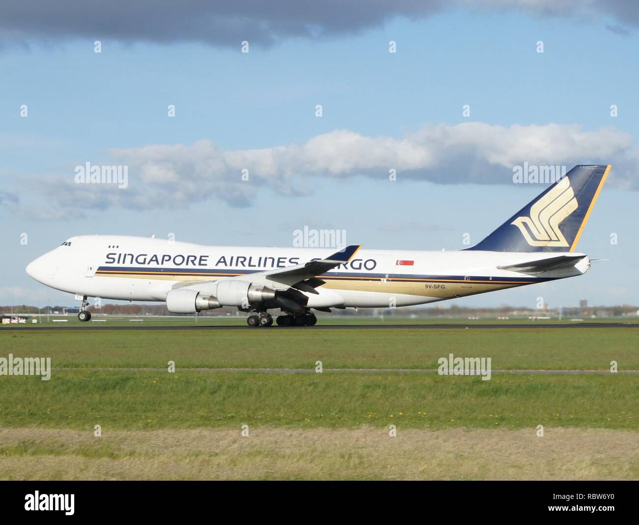 9V-SFG Singapore Airlines Cargo Boeing 747-412F de despegue de Polderbaan, Schiphol (AMS - EHAM) al atardecer, pic3. Foto de stock