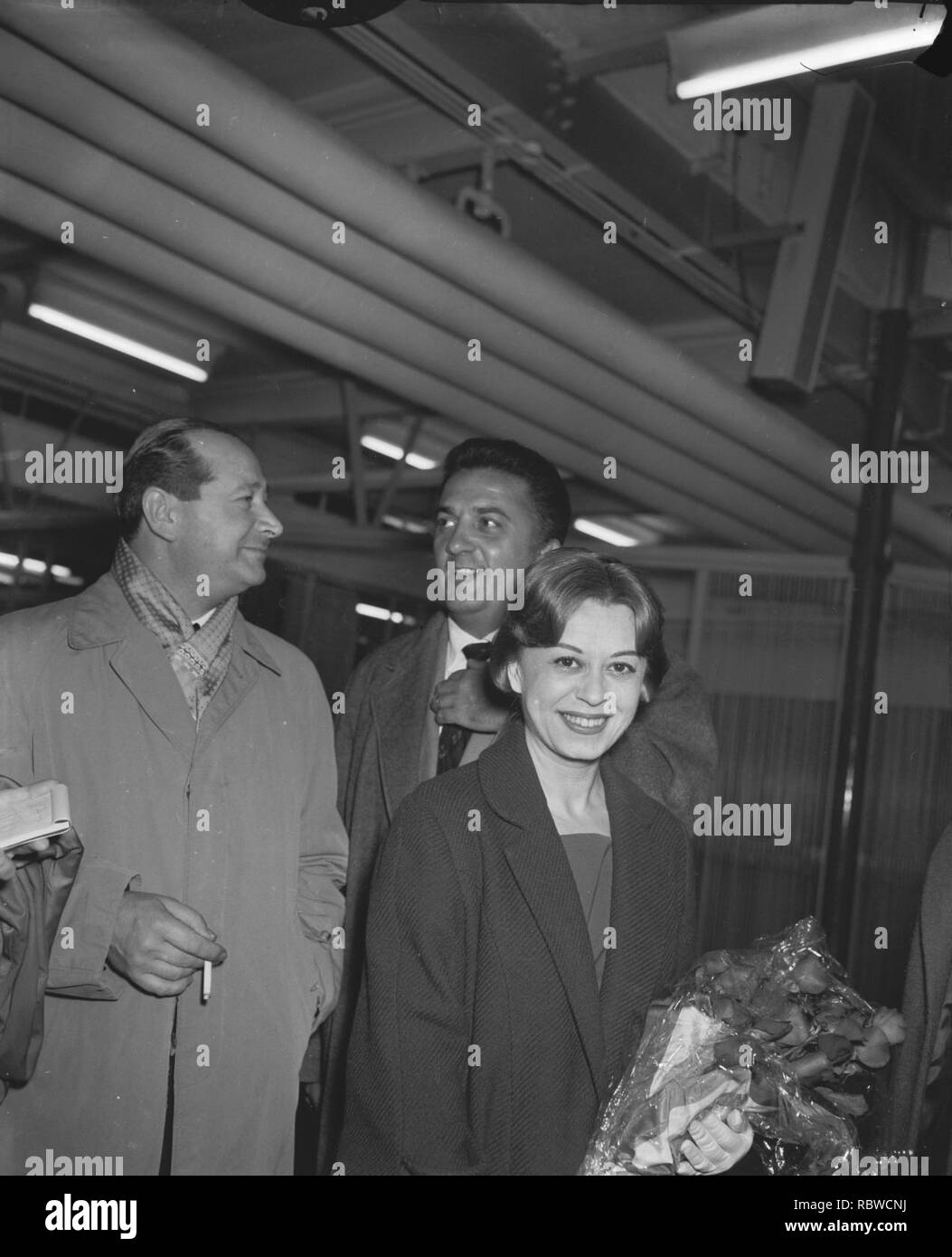 Giulietto Aankomst Masina en Frederico Fellini op Schiphol, Bestanddeelnr 909-8871. Foto de stock
