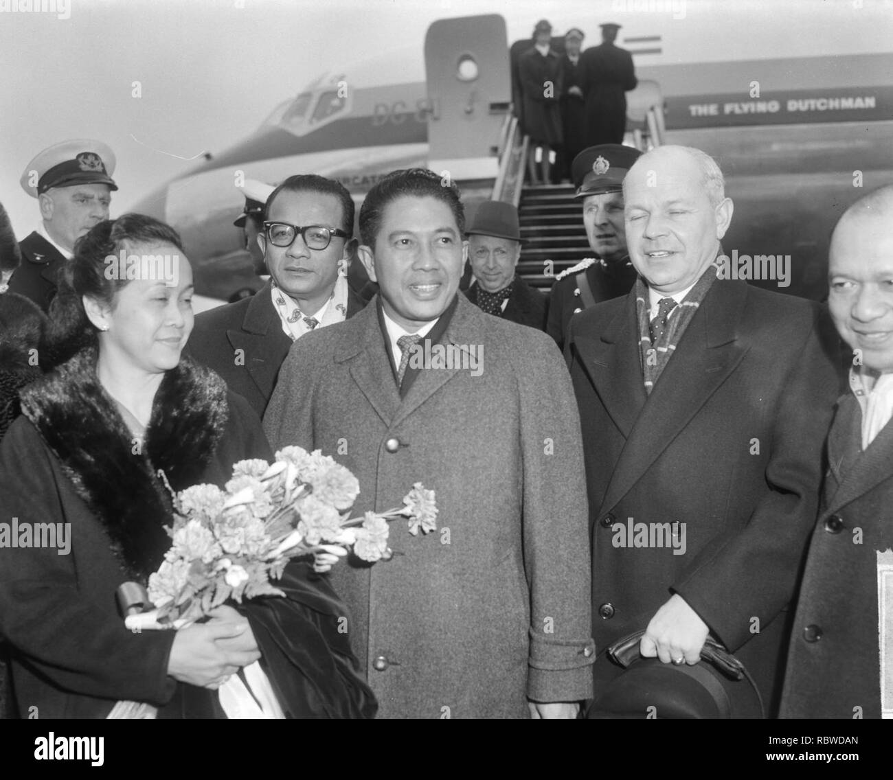 Ambassadeur Soetjarwo Aankomst Indonesische en echtgenote op Schiphol, de Heer, Bestanddeelnr 917-4877. Foto de stock