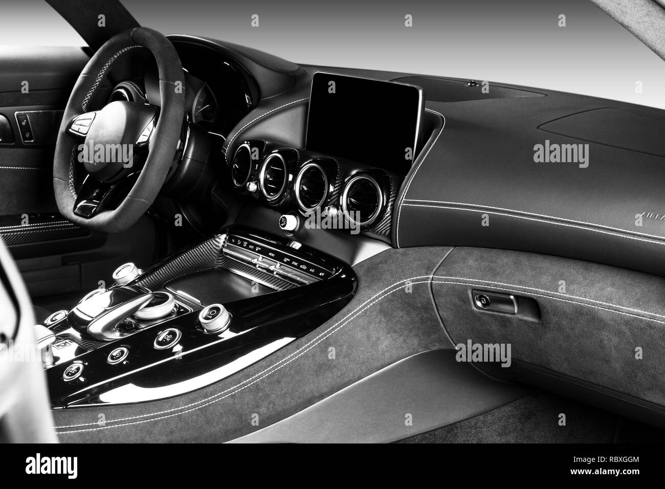 interior de un prestigioso coche negro moderno. asientos y accesorios  cómodos de cuero y volante 3839794 Foto de stock en Vecteezy