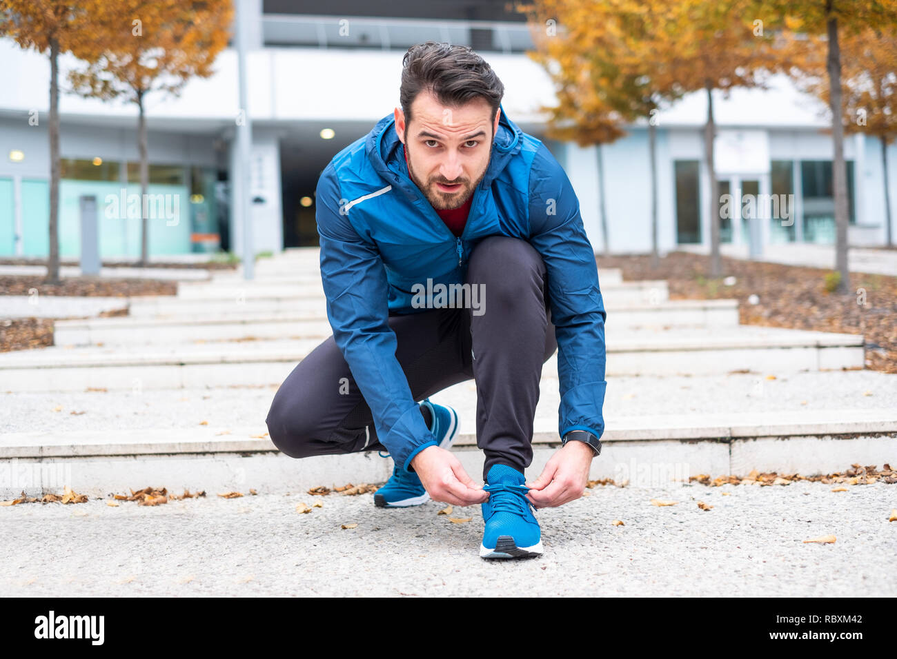 Hombre deportivas de cordones de zapatillas de deporte hasta antes de la  sesión de formación Fotografía de stock - Alamy
