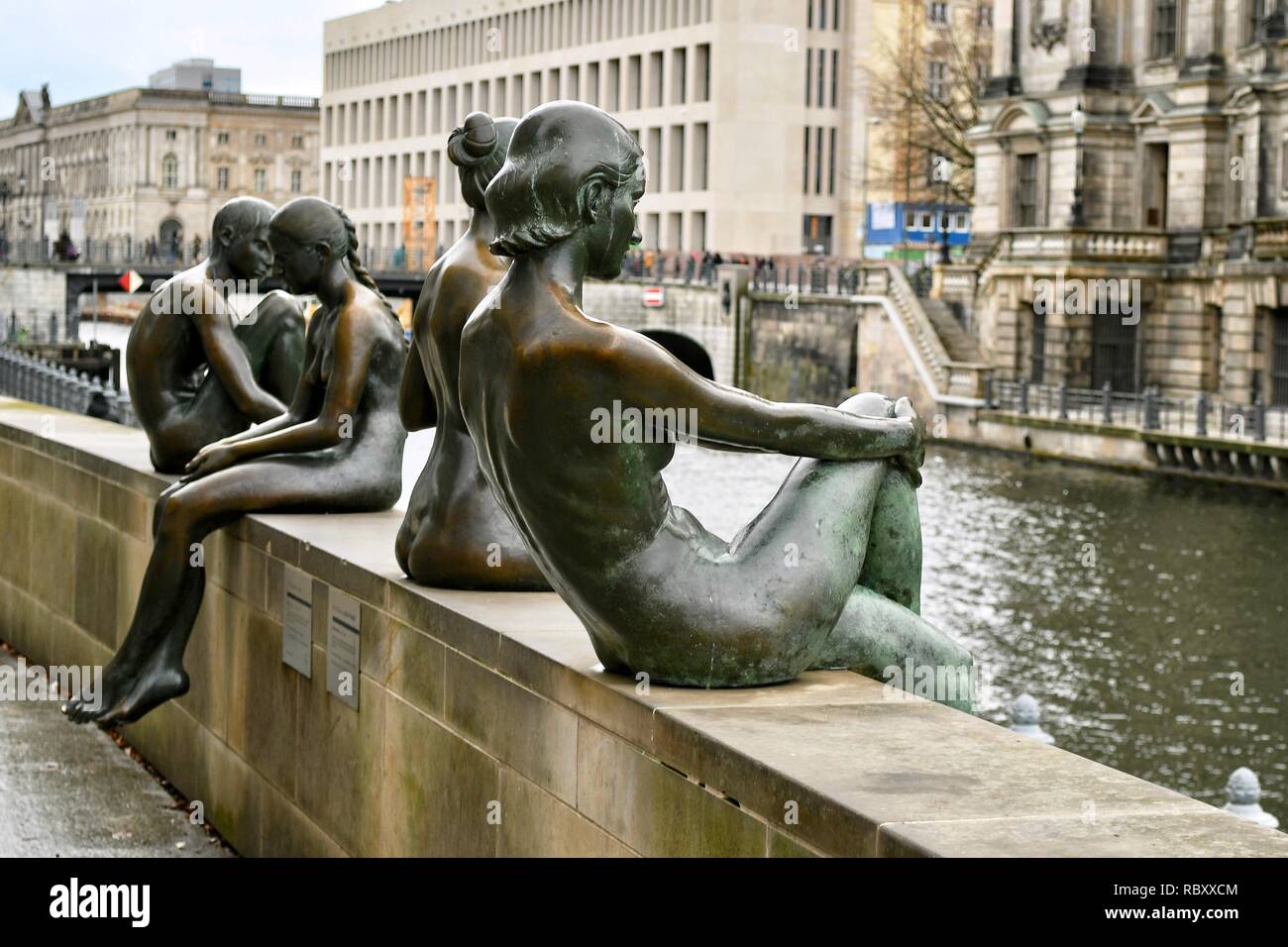 Drei Mädchen und ein junge estatuas en Berlín. Foto de stock