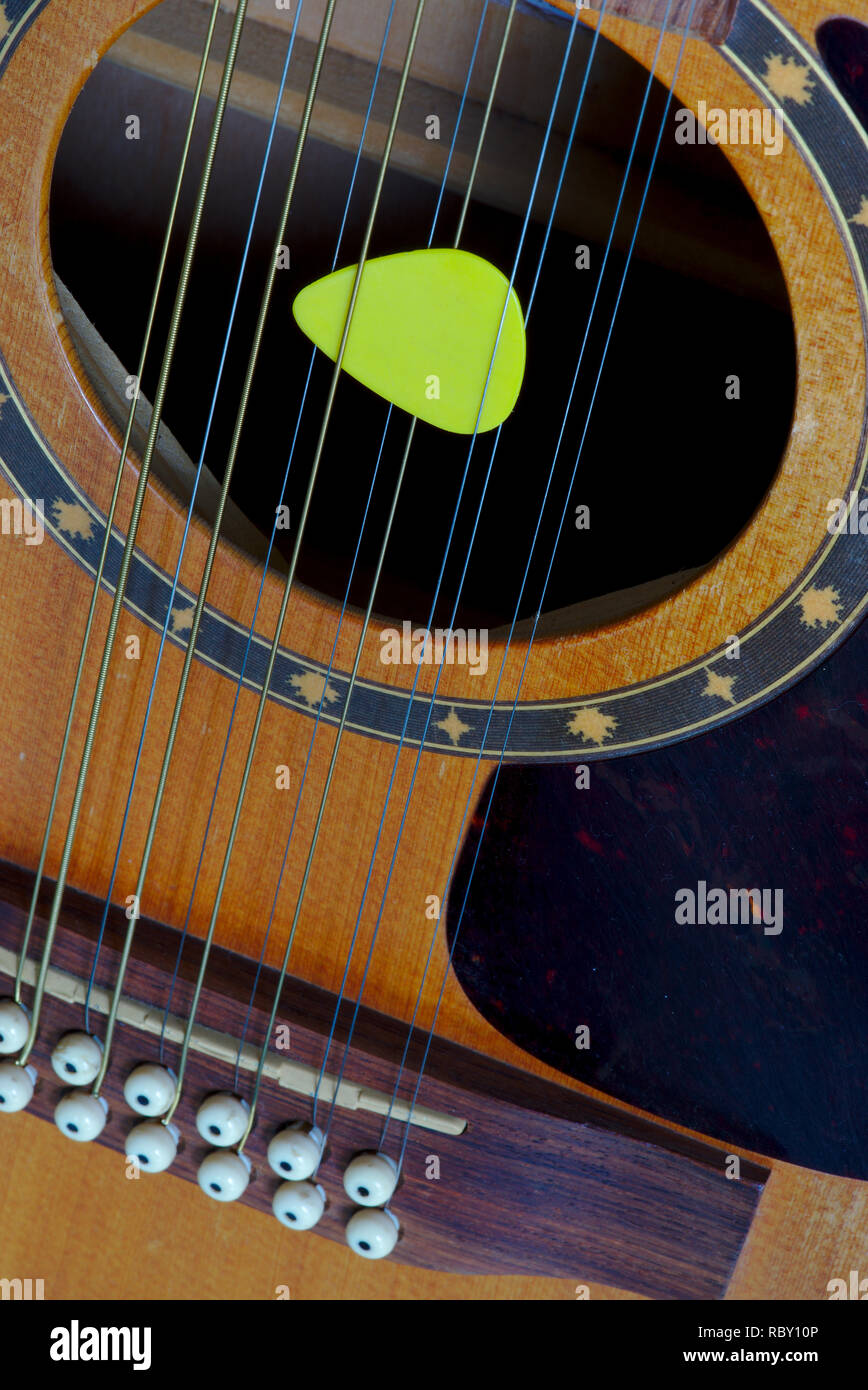 12 cuerdas de guitarra electro-acústica, y Pick, detalle, violín haciendo  Fotografía de stock - Alamy