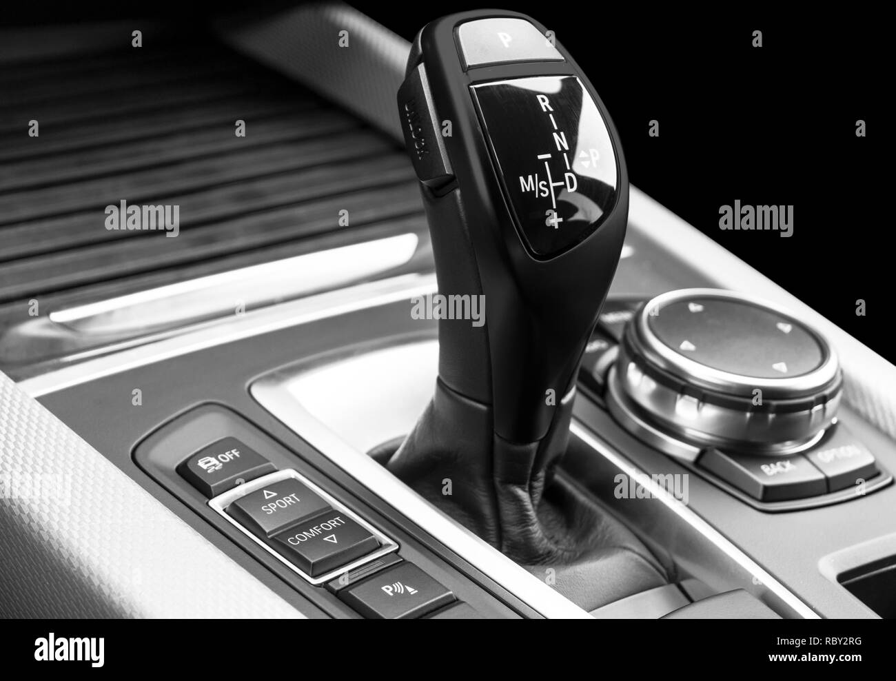 Transmisión de la palanca de cambios dentro del coche interior negro, foto  de primer plano