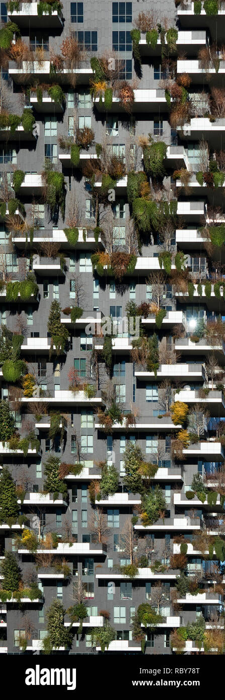 El edificio llamado "vertical" del bosque diseñado por el Arquitecto Stefano Boeri en la Isola barrio en Milan, Italia. Foto de stock