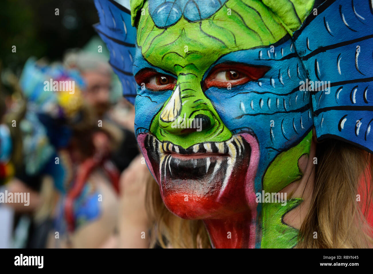 Maquillaje de dragón fotografías e imágenes de alta resolución - Alamy