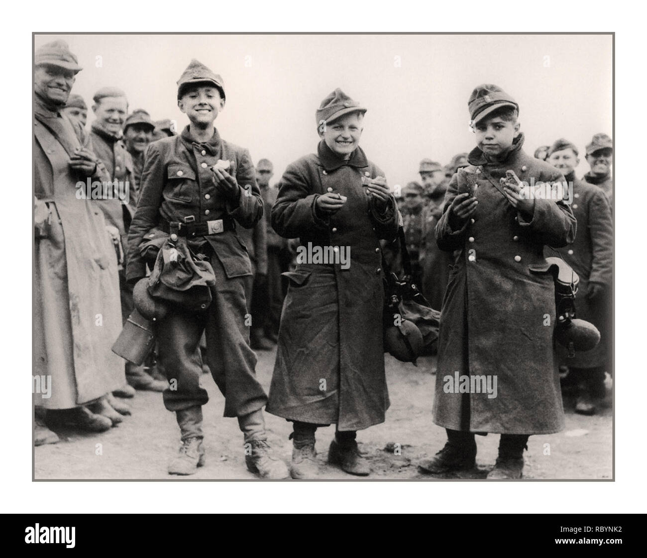 HITLER ejército de jóvenes de 14 años de edad, los adolescentes alemanes, soldados de la Juventud de Hitler, capturado por unidades del ejército de los Estados Unidos en abril de 1945. Provincia Berstadt, Hessen, Alemania Fecha: Abril de 1945 Foto de stock