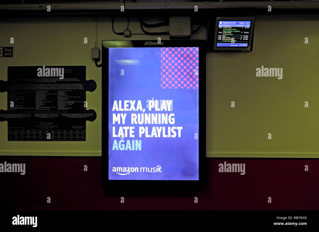 Alexa jugar mi tarde de nuevo Playlist' Amazon Música anuncio en una  cartelera electrónica en una estación ferroviaria en Gran Bretaña UK KATHY  DEWITT Fotografía de stock - Alamy