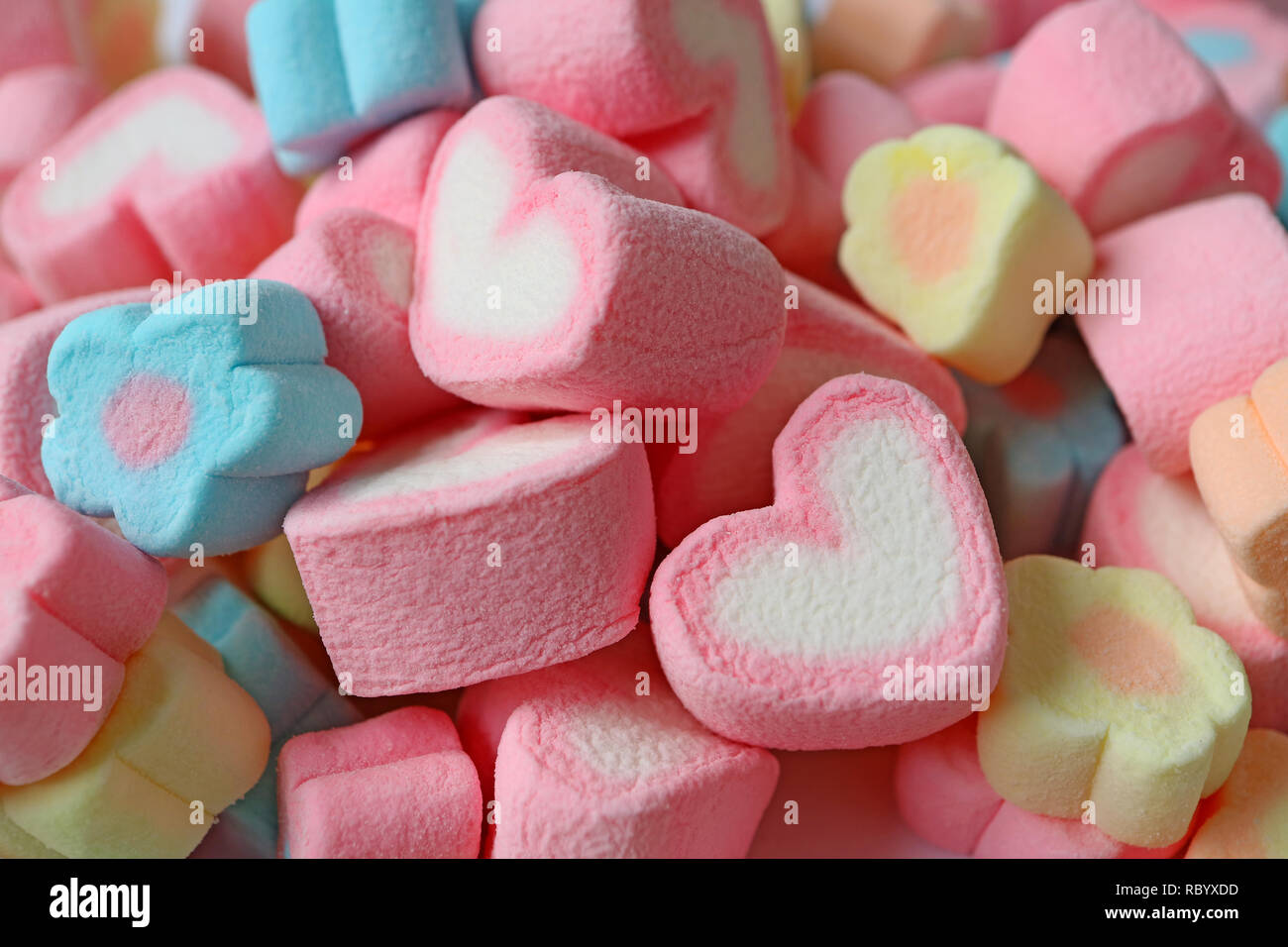 Montón de rosa y blanco y el color pastel en forma de corazón con forma de flor de caramelos de Malvavisco Foto de stock