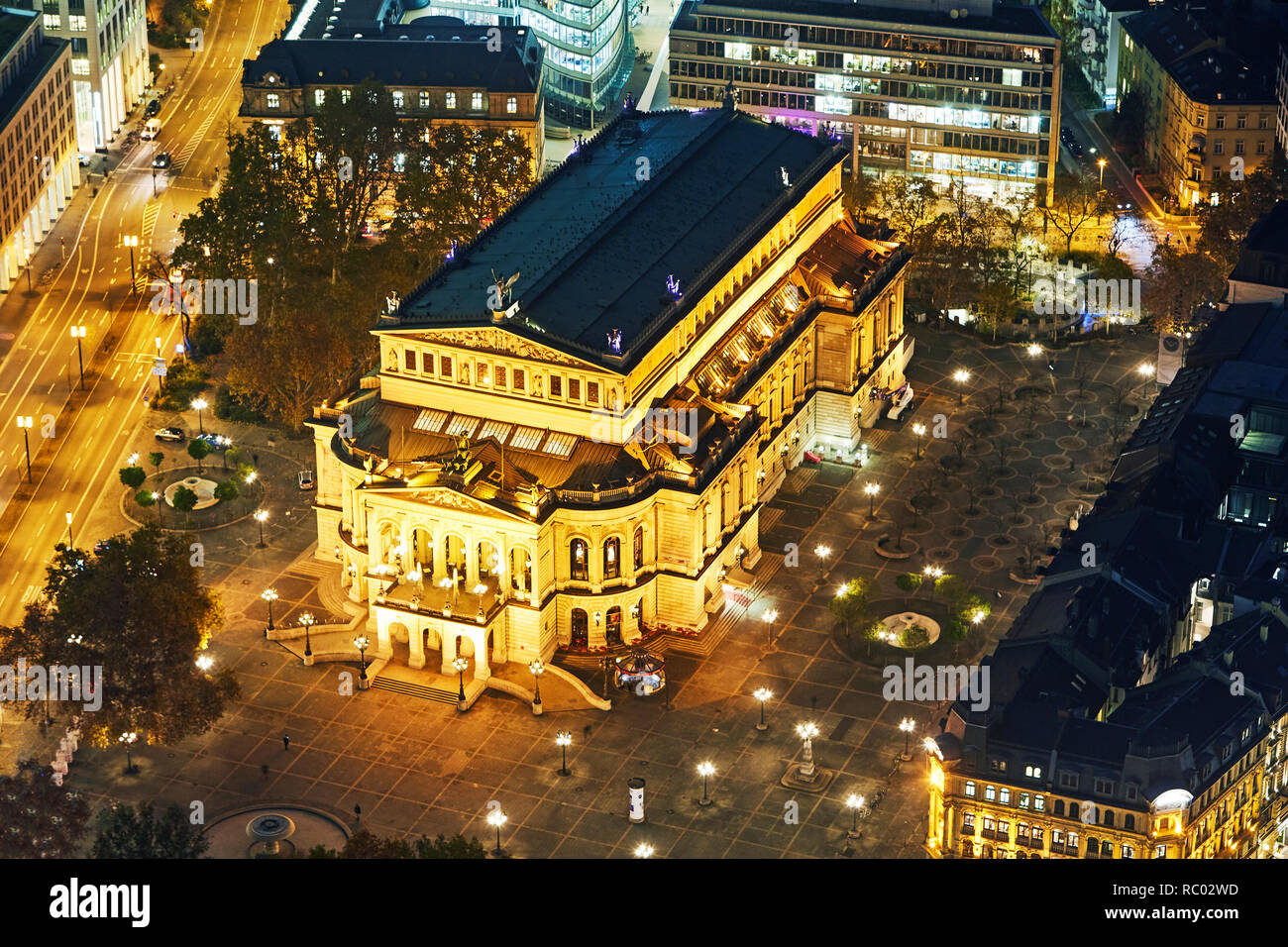 Vista aérea de la "Alte Oper" Ópera iluminada por la noche en Frankfurt. Foto de stock