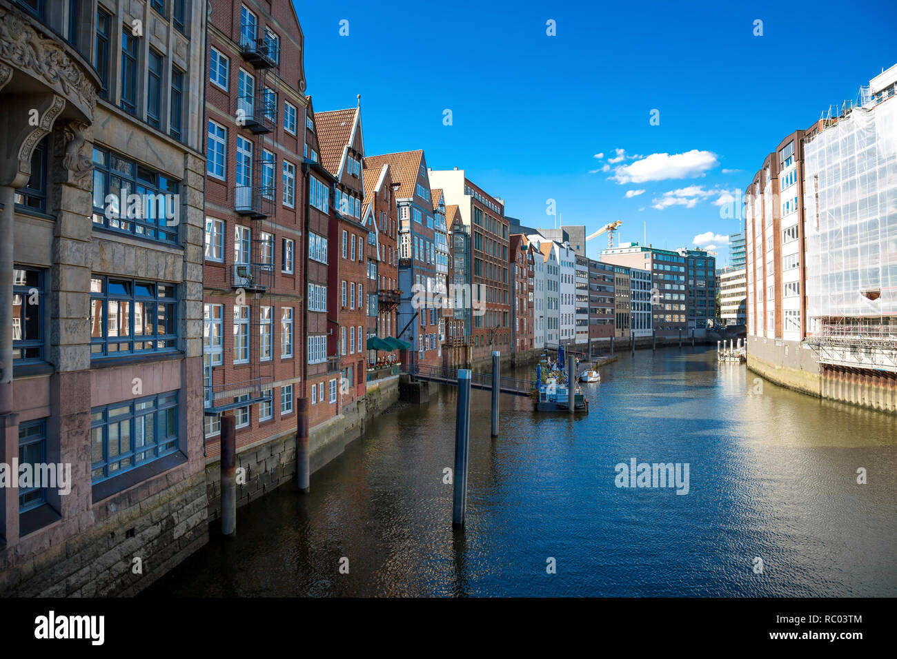 Las más antiguas e históricas casas de ladrillo sobre Nikolaifleet en Hamburgo Foto de stock