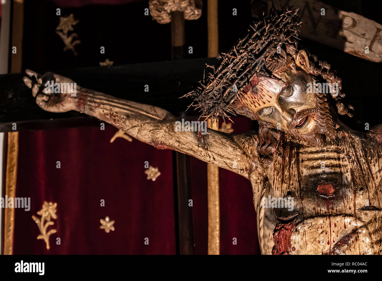 Italia Basilicata Miglionico Santa Maria Maggiore Churh Crucificado 1629 obra de Unile da Petralia Foto de stock