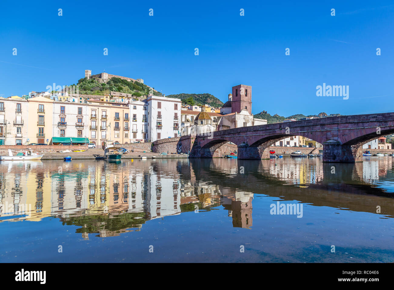 Paisaje Urbano del pintoresco pueblito Bosa en Cerdeña, Italia Foto de stock