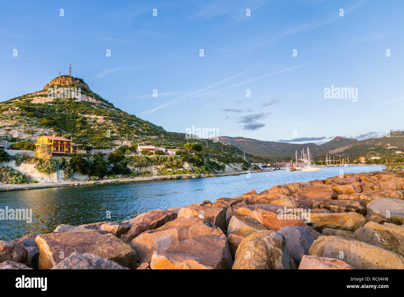Sol vespertino en Bosa Marina, Cerdeña, Italia Foto de stock