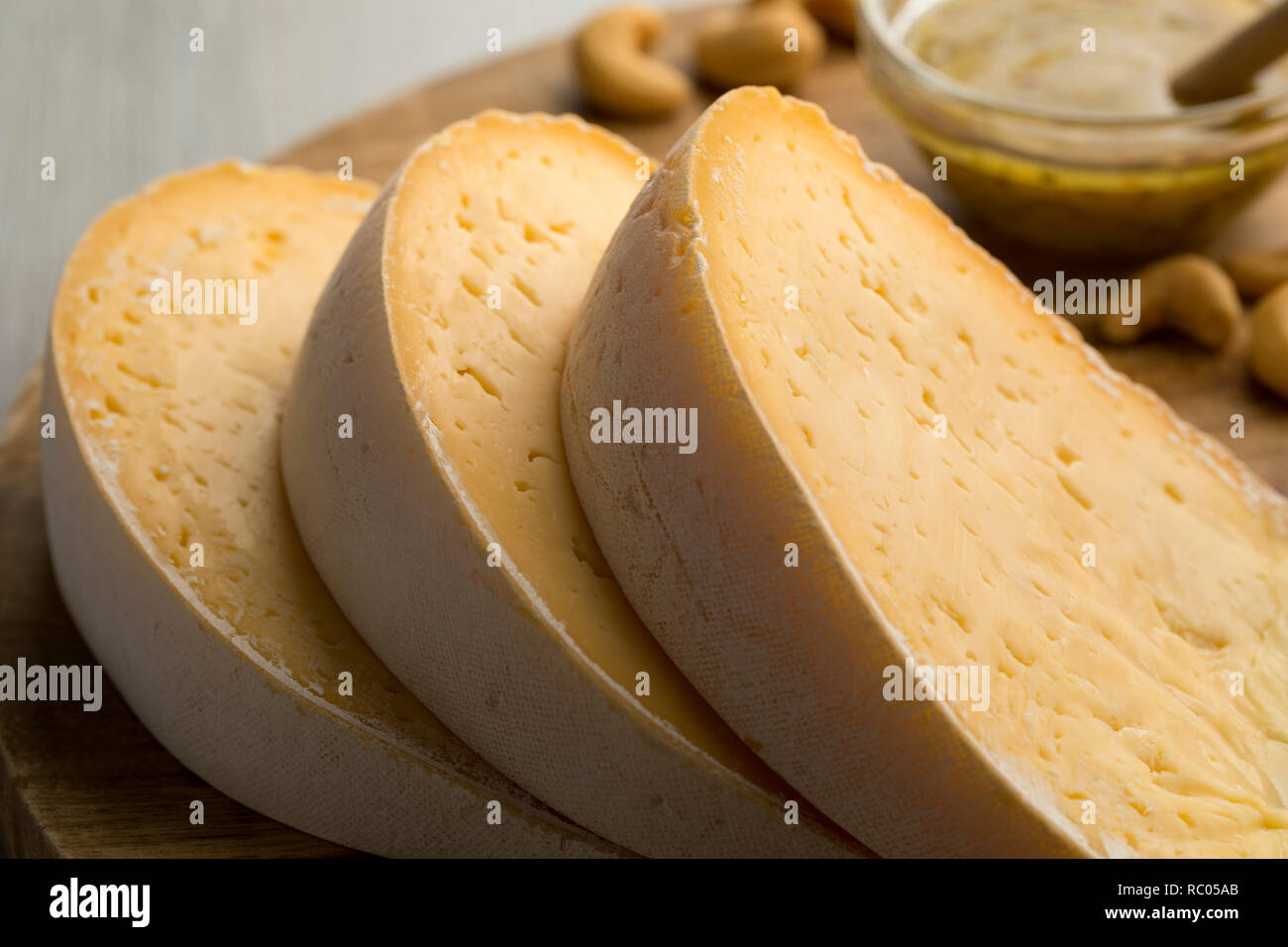 Rebanadas de queso Passendale belga cerca de postre Foto de stock