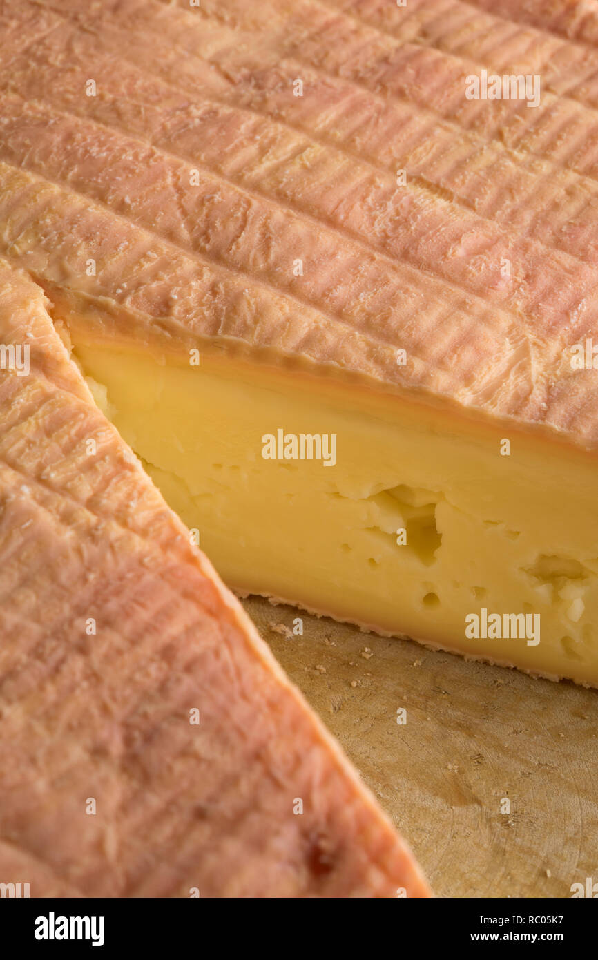 Pedazo de francés delicioso cremoso queso Munster closeup Foto de stock