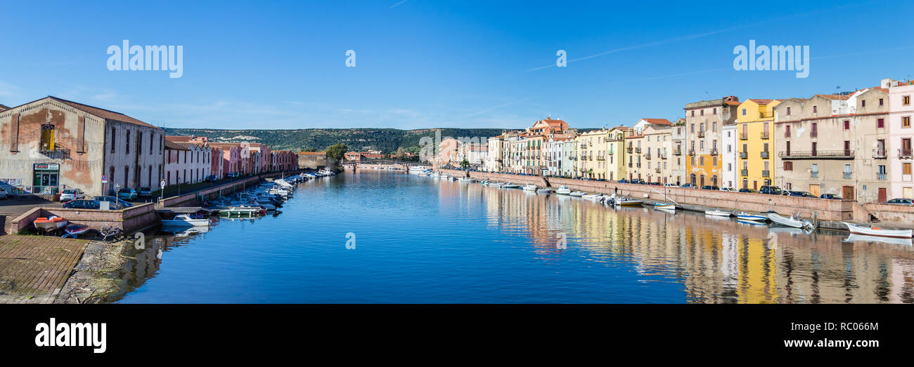 Paisaje Urbano del pintoresco pueblito Bosa en Cerdeña, Italia Foto de stock