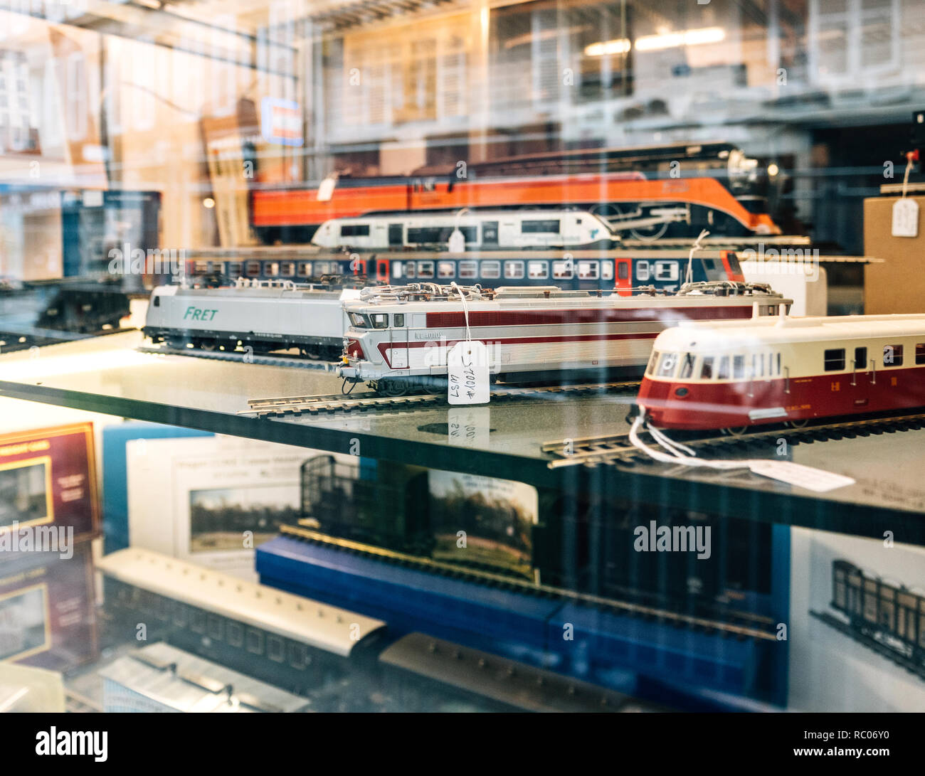 París, Francia - Jan 30, 2018: Almacén de fachada acristalada vendiendo varios trenes de juguete modelo coleccionable con todos los ferrocarriles en el mundo en el centro de París, Francia Foto de stock