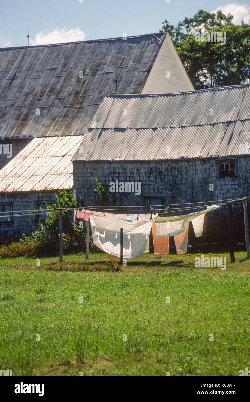 Secado de Ropa en un tendedero en la zona rural de Maine, EE.UU Fotografía  de stock - Alamy