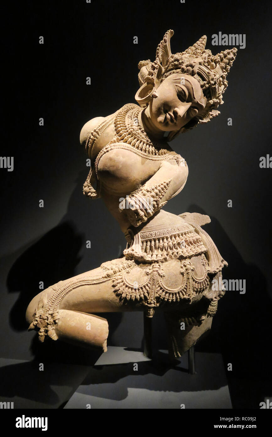 'Dancing deidad celeste" es el título de una arenisca India figura en el Metropolitan Museum of Art, Nueva York, EE.UU. Foto de stock