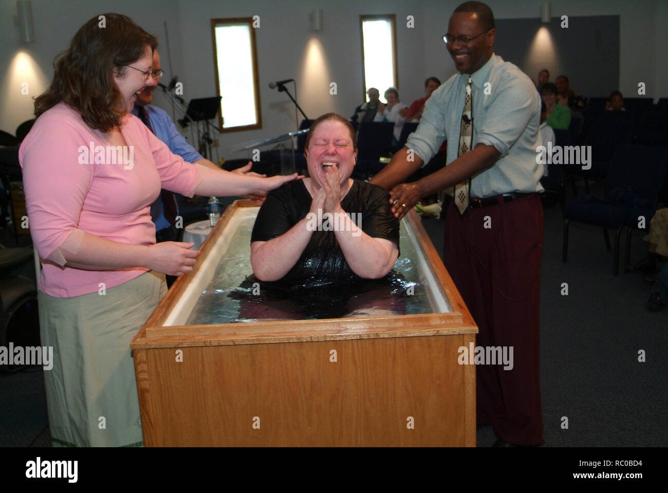 Mujer reacciona después de ser bautizado en la Iglesia de roca sólida en Riverdale Park, Maryland Foto de stock