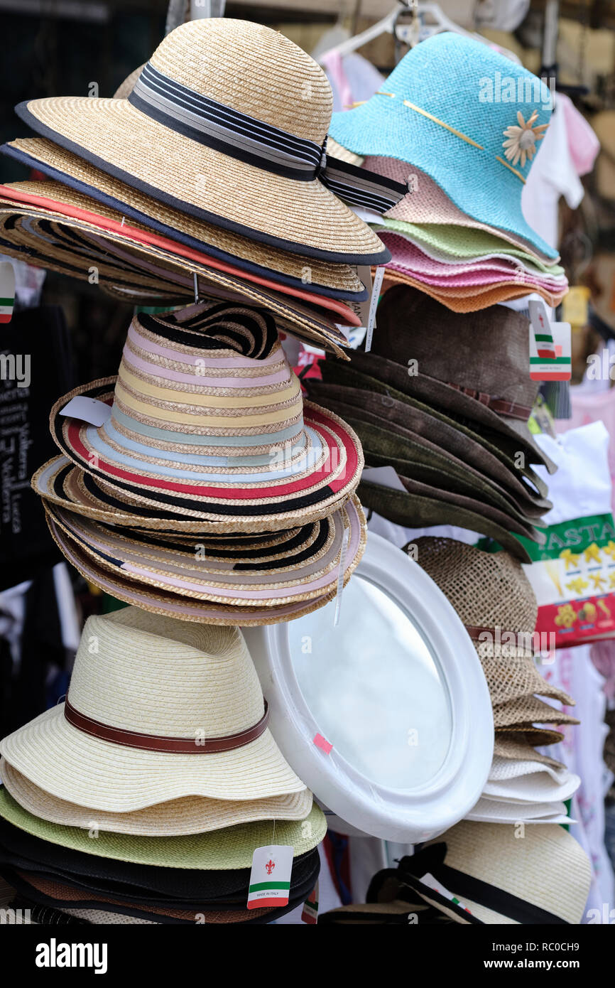 Varios sombreros para la venta en puestos de mercado, Pisa, Toscana,  Italia, Europa Fotografía de stock - Alamy