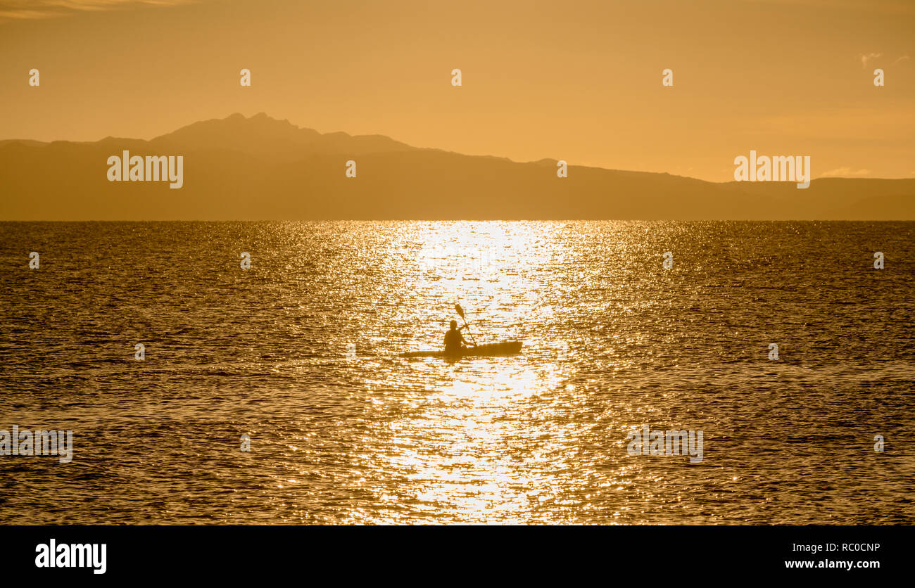 Temprano en la mañana el kayak en el Mar de Cortez, en Loreto, Baja California Sur, México. Foto de stock