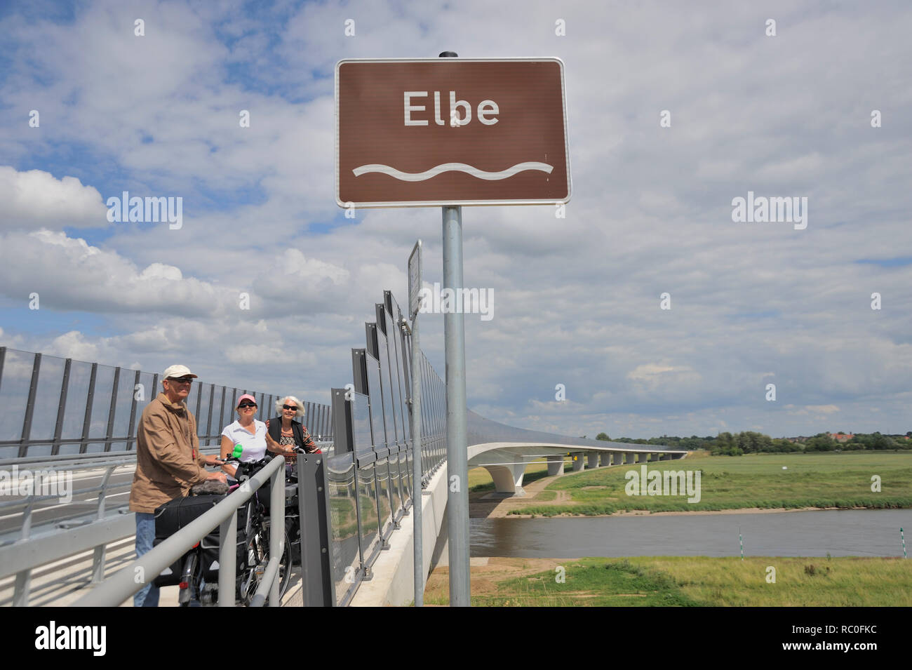 Mühlberg, Stahlverbundbrücke Elbebrücke, Mühlberg an der Elbe, Elberadweg, Landkreis Elbe-Elster, Brandenburgo, Alemania, Europa | Elba Muehl puente Foto de stock