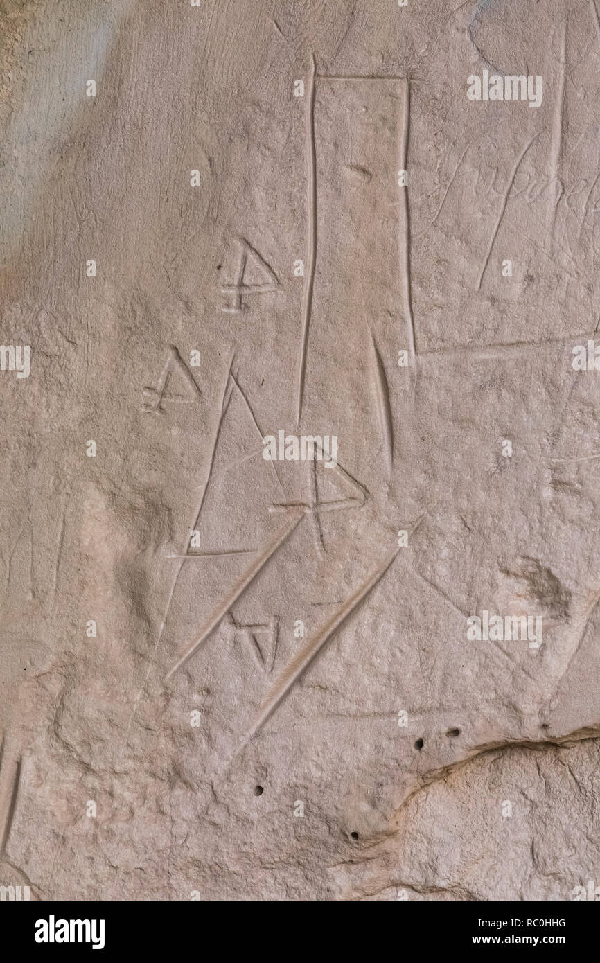 Petroglifos Puebloan ancestral de significado desconocido vistos a lo largo de la inscripción Rock Trail en Monumento Nacional El Morro, Nuevo México, EE.UU. Foto de stock