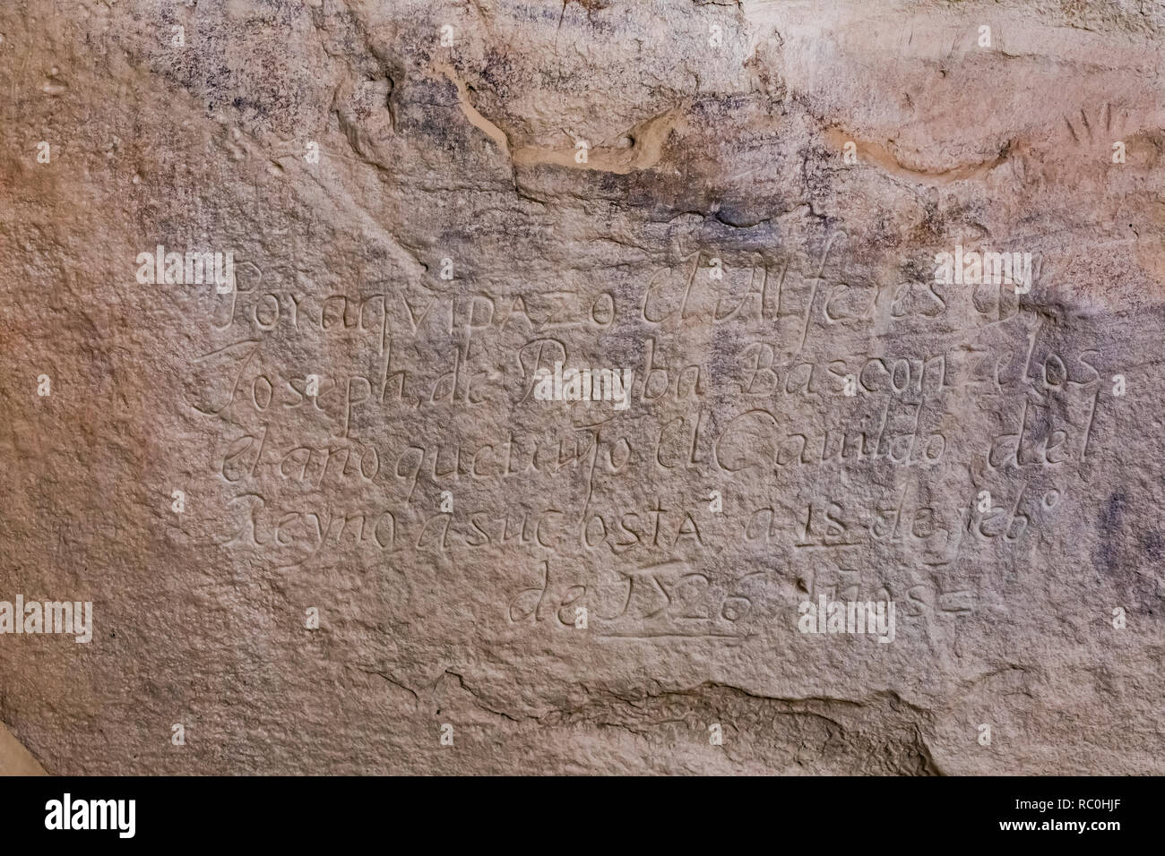 Inscripción española desde hace siglos, vistos a lo largo de la inscripción Rock Trail en Monumento Nacional El Morro, Nuevo México, EE.UU. Foto de stock