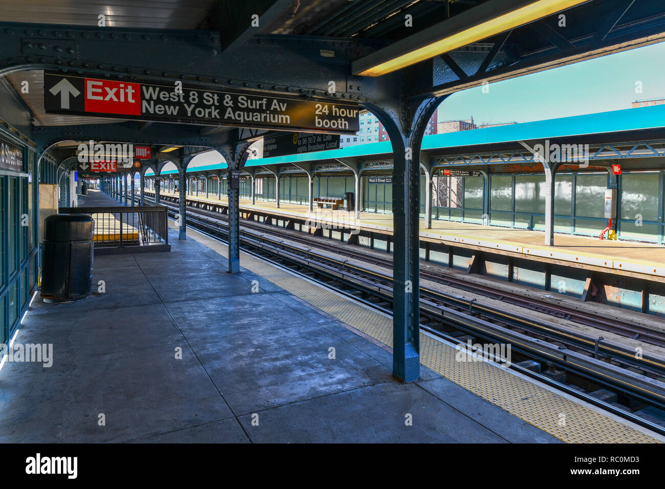 Pista de metro usa elevated en fotografías e imágenes de alta