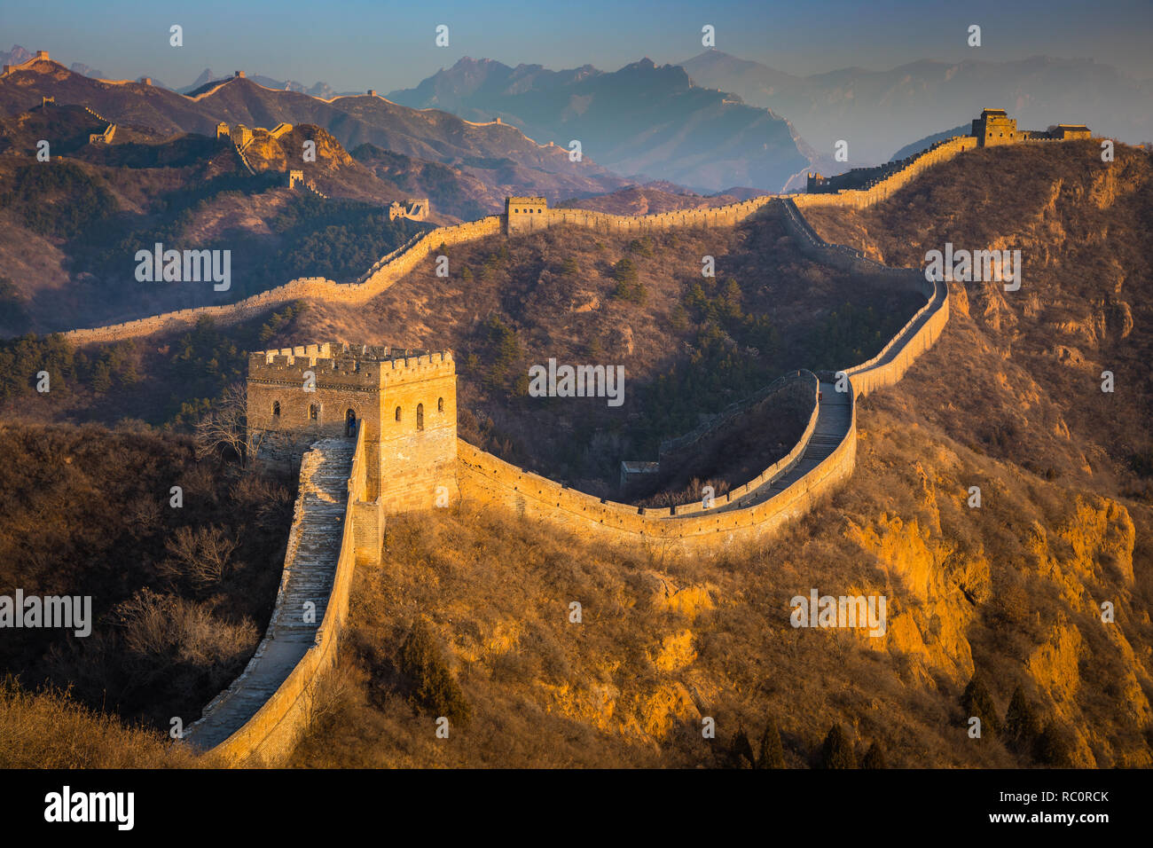 La Gran Muralla de China es una serie de fortificaciones de piedra, ladrillo, apisonó earth, madera y otros materiales. Foto de stock