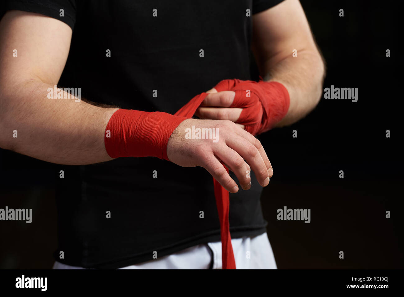 Sportman aplicando mano vendaje boxeo vista cercana Fotografía de stock -  Alamy