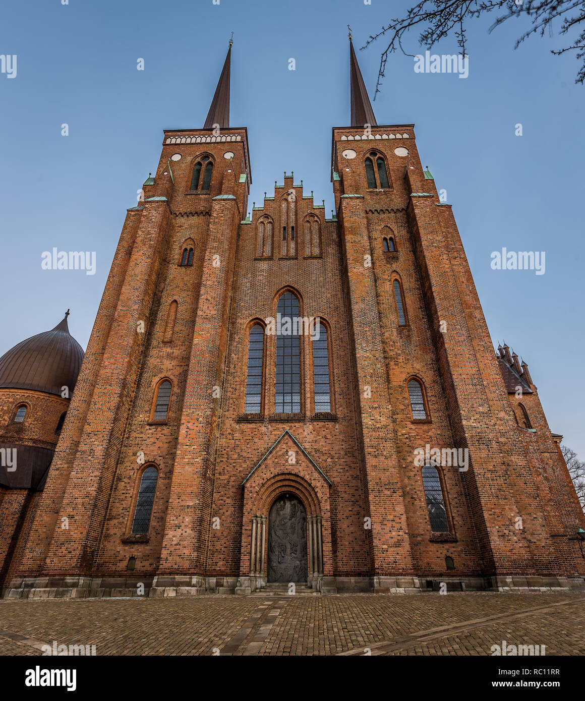 Catedral de Roskilde con dos torres en la tarde de sol, Roskilde, Dinamarca, Jaunuary 11, 2019 Foto de stock