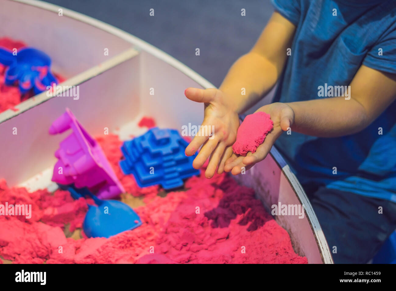 Arena cinética púrpura, moldes de plástico para arena. Niño esculpe y juega  con la arena. Vista de primer plano. Fondo blanco Fotografía de stock -  Alamy