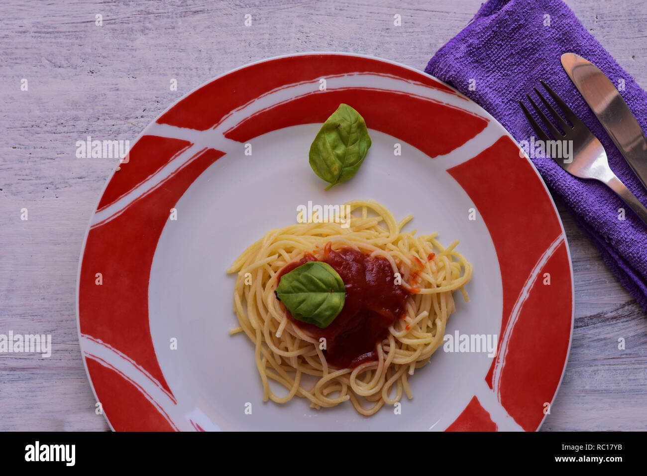 Preparamos un delicioso espaguetis con salsa de tomate-salsa-servido en placa en madera ligera - Imagen de fondo Foto de stock