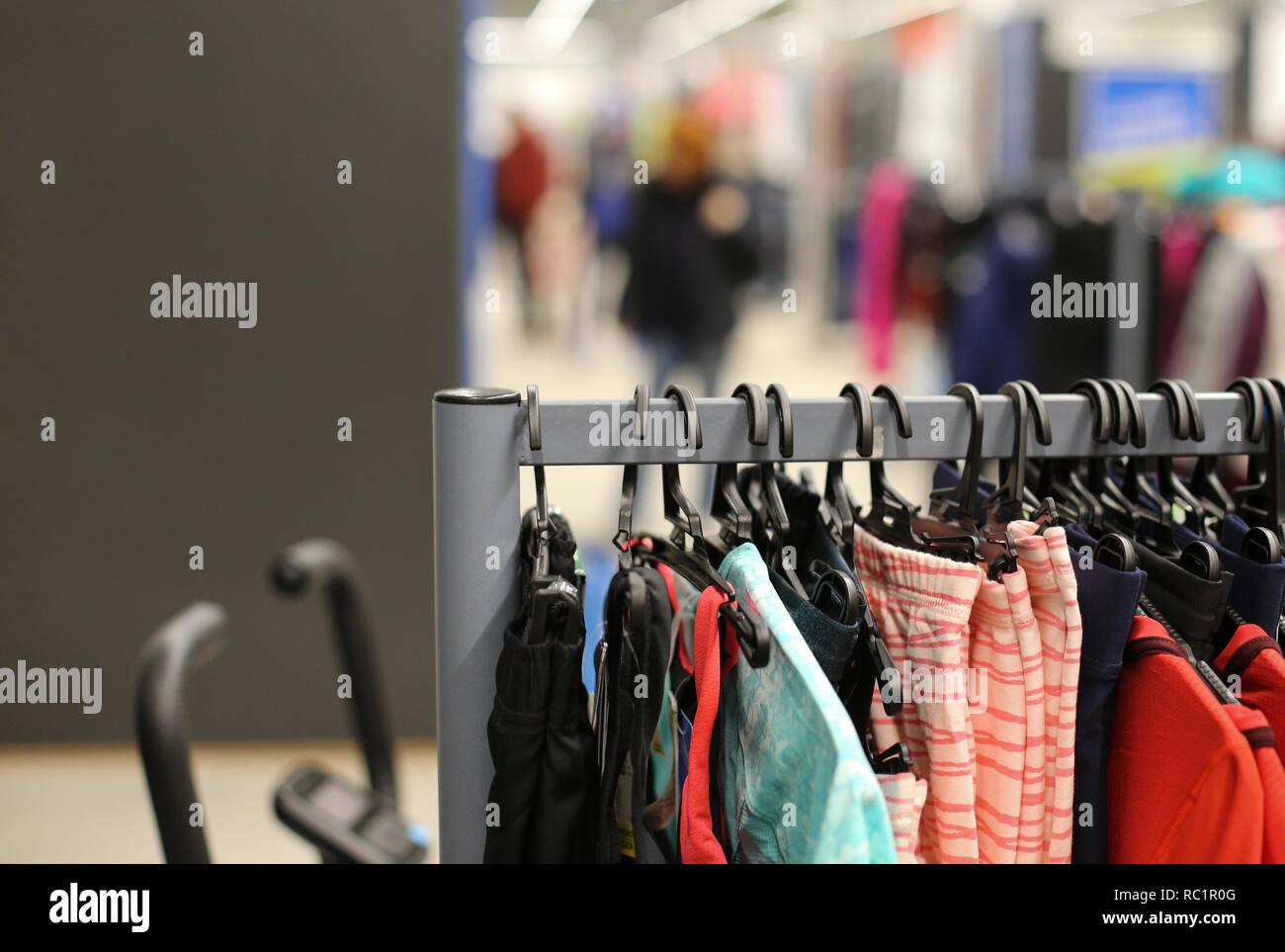 Detalles con la ropa en perchas en una tienda de ropa interior de un  shopping mall Fotografía de stock - Alamy