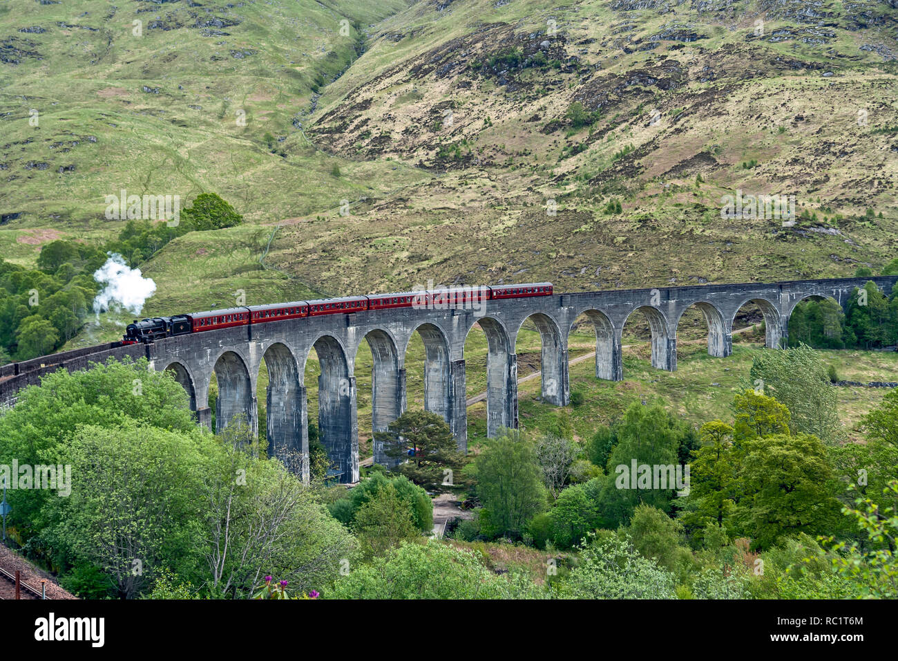 West Coast Railways opera un tren de vapor atravesando el Viaducto de Glenfinnan en ruta hacia Mallaig desde Fort William, en Escocia Escocia UK Foto de stock