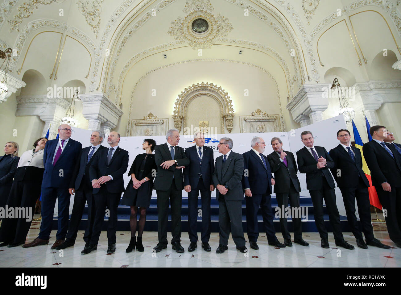 Bucarest, Rumania - Enero 11, 2019: Los comisarios europeos esperar el Presidente de Rumania, Klaus Iohannis, en el palacio presidencial de Cotroceni Buchare Foto de stock