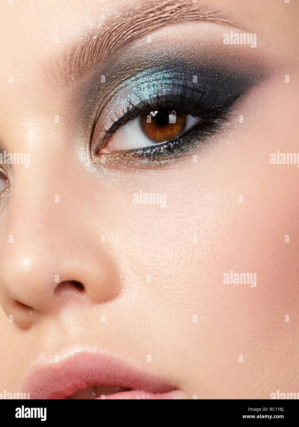 Modelo de sombra de ojos turquesa fotografías e imágenes de alta resolución  - Alamy