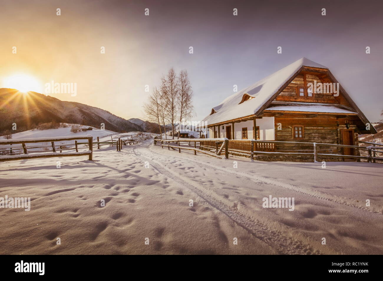 Escena de invierno hermoso paisaje al atardecer - gran winterscape papel tapiz de Poiana Brasov Rumania Foto de stock