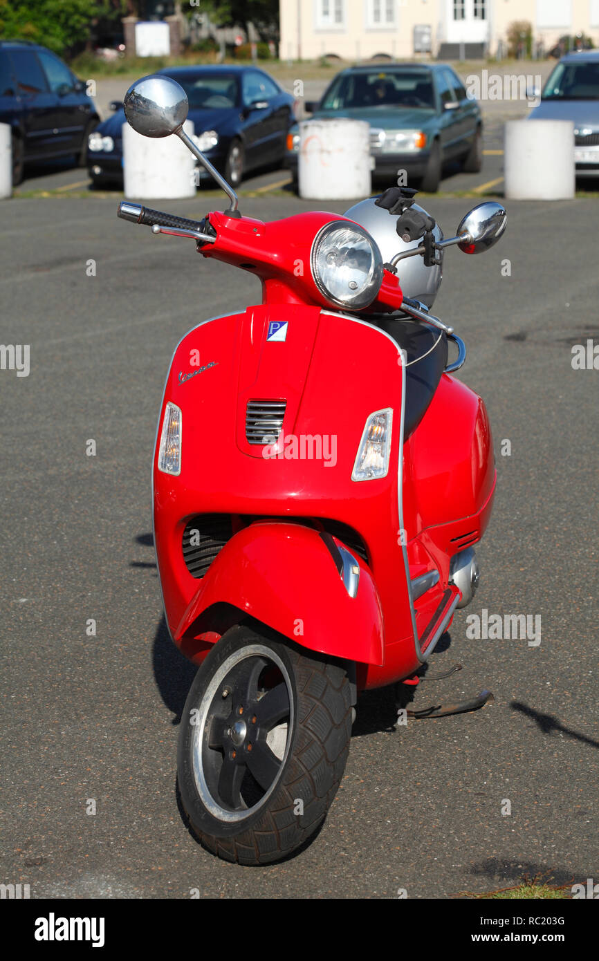 Rojo Vespa GTS 250 scooter Piaggio, Alemania Fotografía de stock - Alamy