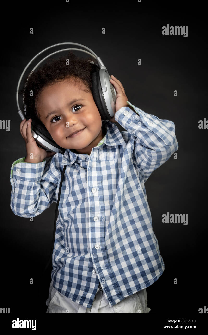 La tecnología moderna es increíble. Niño pequeño que lleva puestos los  auriculares con tecnología bluetooth. Niña al escuchar música con auriculares  inalámbricos. Tecnología de sonido estéreo. Tecnología y música Fotografía  de stock - Alamy