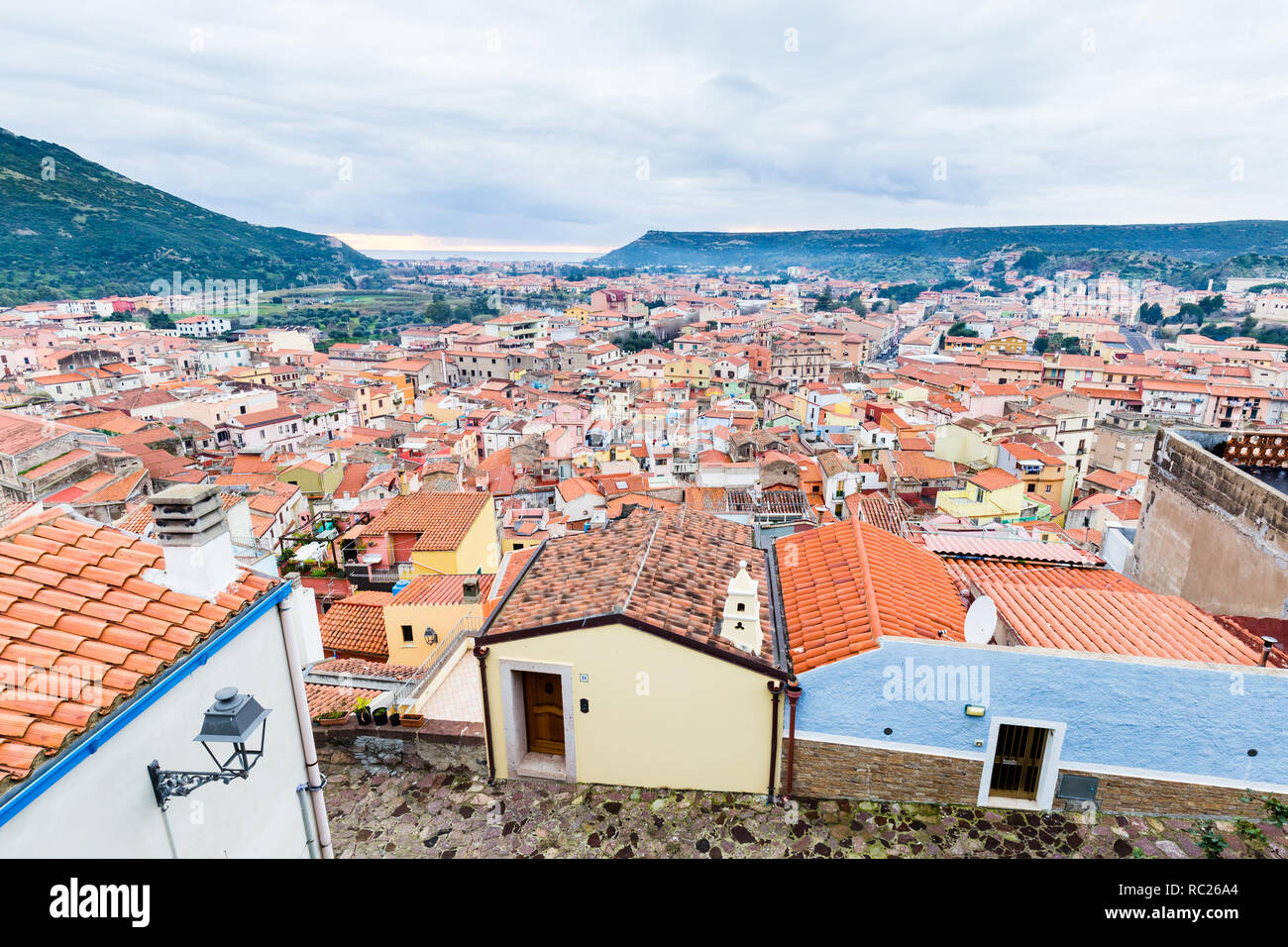 Vista aérea del castillo de Bosa, una pequeña aldea colofrull en Cerdeña, Italia Foto de stock