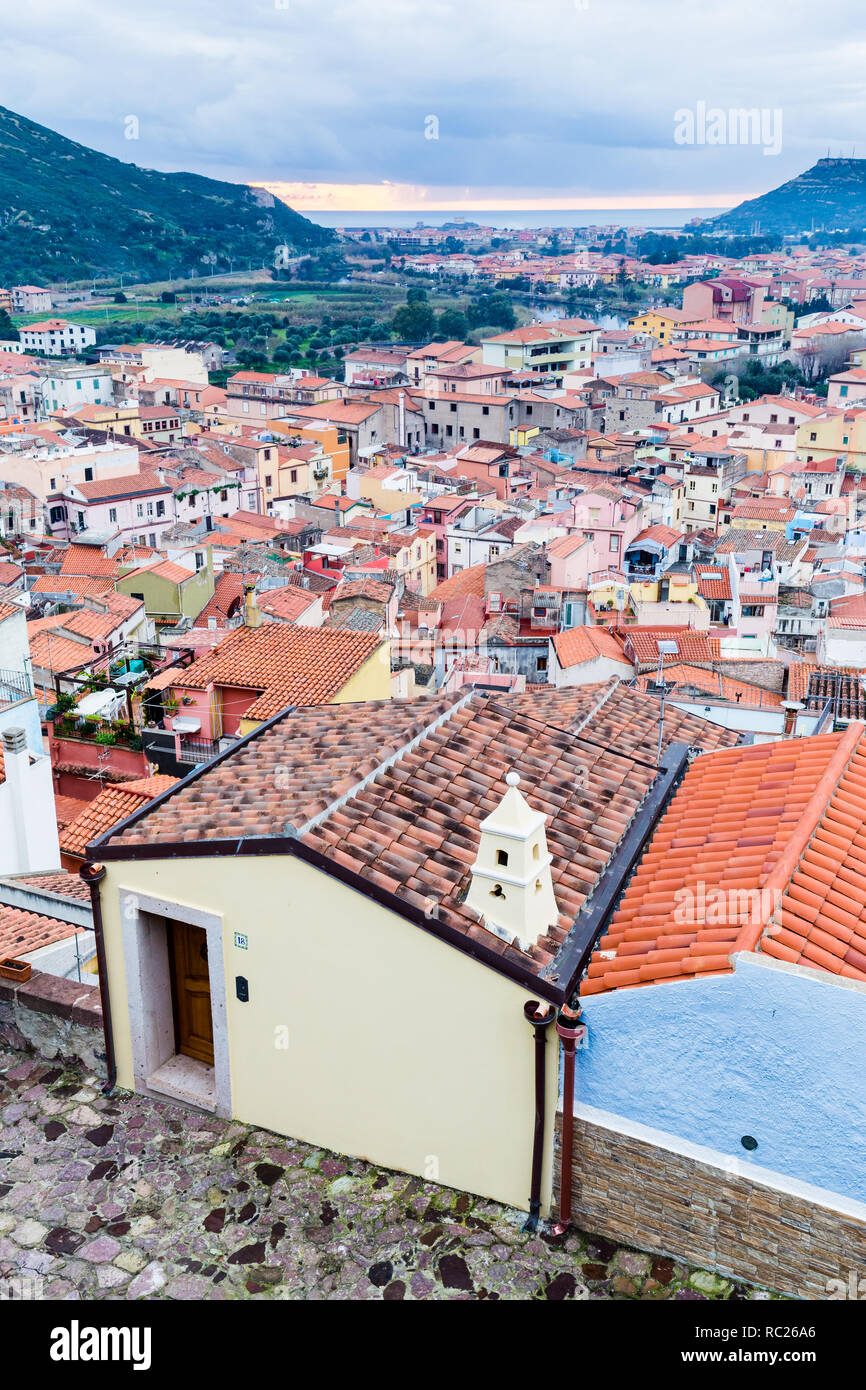 Vista aérea del castillo de Bosa, una pequeña aldea colofrull en Cerdeña, Italia Foto de stock